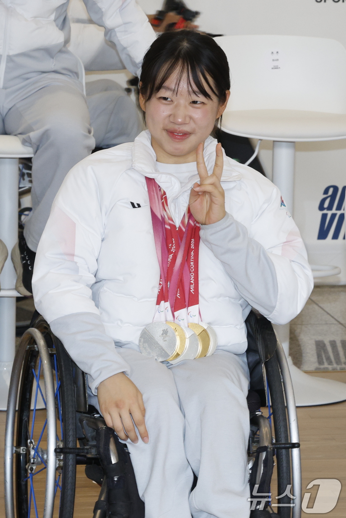 (서울=뉴스1) 안은나 기자 = 한국 스포츠 사상 최다인 단일 대회 메달 5개(금메달 2·은메달 3) 대업을 달성한 김윤지가 2026 밀라노·코르티나담페초 동계패럴림픽 선수단과 1 …