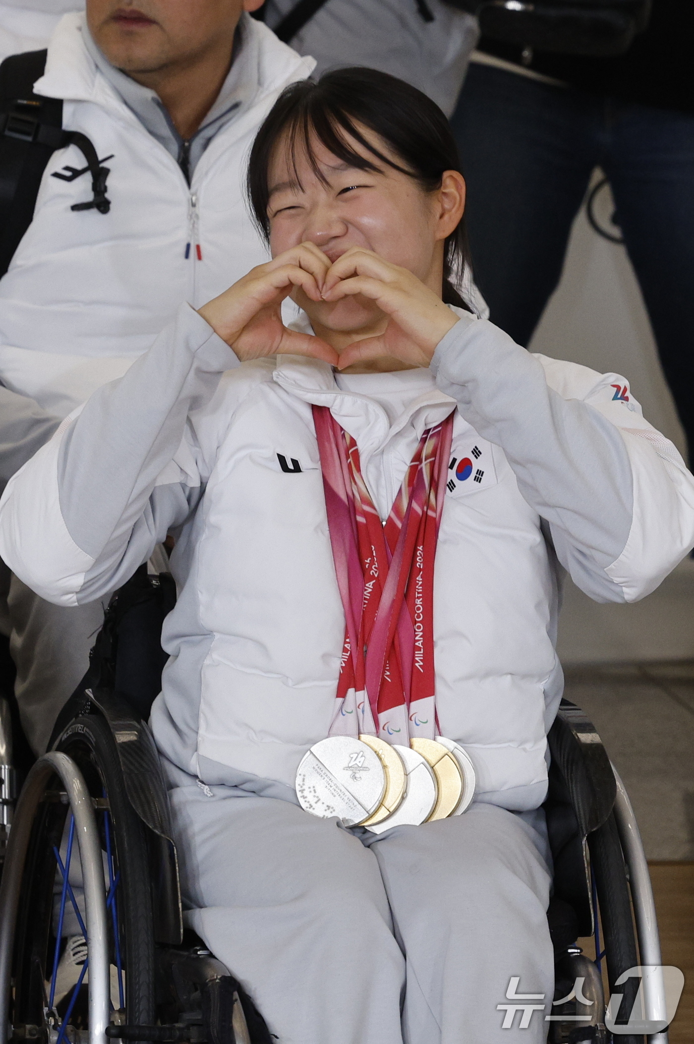 (서울=뉴스1) 안은나 기자 = 한국 스포츠 사상 최다인 단일 대회 메달 5개(금메달 2·은메달 3) 대업을 달성한 김윤지가 2026 밀라노·코르티나담페초 동계패럴림픽 선수단과 1 …
