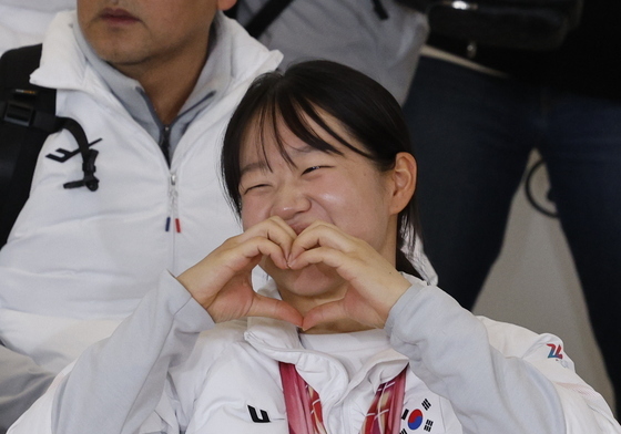 김윤지, '메달 5개' 신화 쓰고 귀국