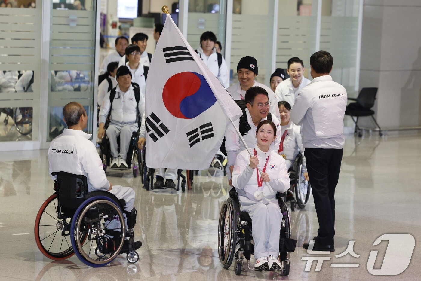 본문 이미지 - 금메달 2개, 은메달 4개, 동메달 1개(종합 13위) 성적으로 역대 최대 성과를 거둔 2026 밀라노·코르티나담페초 동계패럴림픽 선수단이 17일 오후 인천국제공항 2터미널을 통해 귀국하고 있다. 2026.3.17 ⓒ 뉴스1 안은나 기자