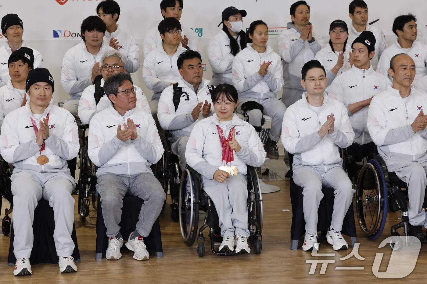 (서울=뉴스1) 안은나 기자 = 금메달 2개, 은메달 4개, 동메달 1개(종합 13위) 성적으로 역대 최대 성과를 거둔 2026 밀라노·코르티나담페초 동계패럴림픽 선수단이 17일 …