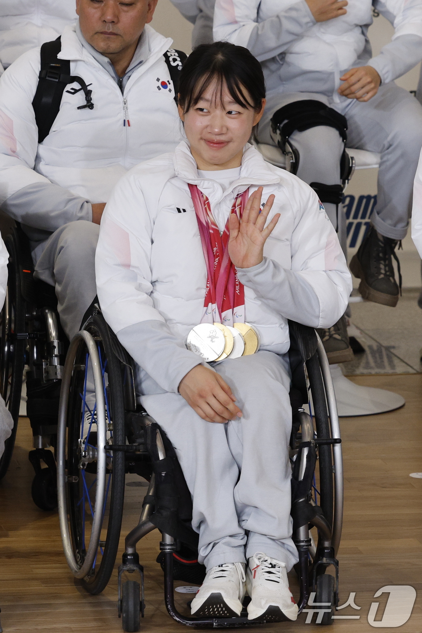 (인천공항=뉴스1) 안은나 기자 = 한국 스포츠 사상 최다인 단일 대회 메달 5개(금메달 2·은메달 3) 대업을 달성한 김윤지가 2026 밀라노·코르티나담페초 동계패럴림픽 선수단과 …