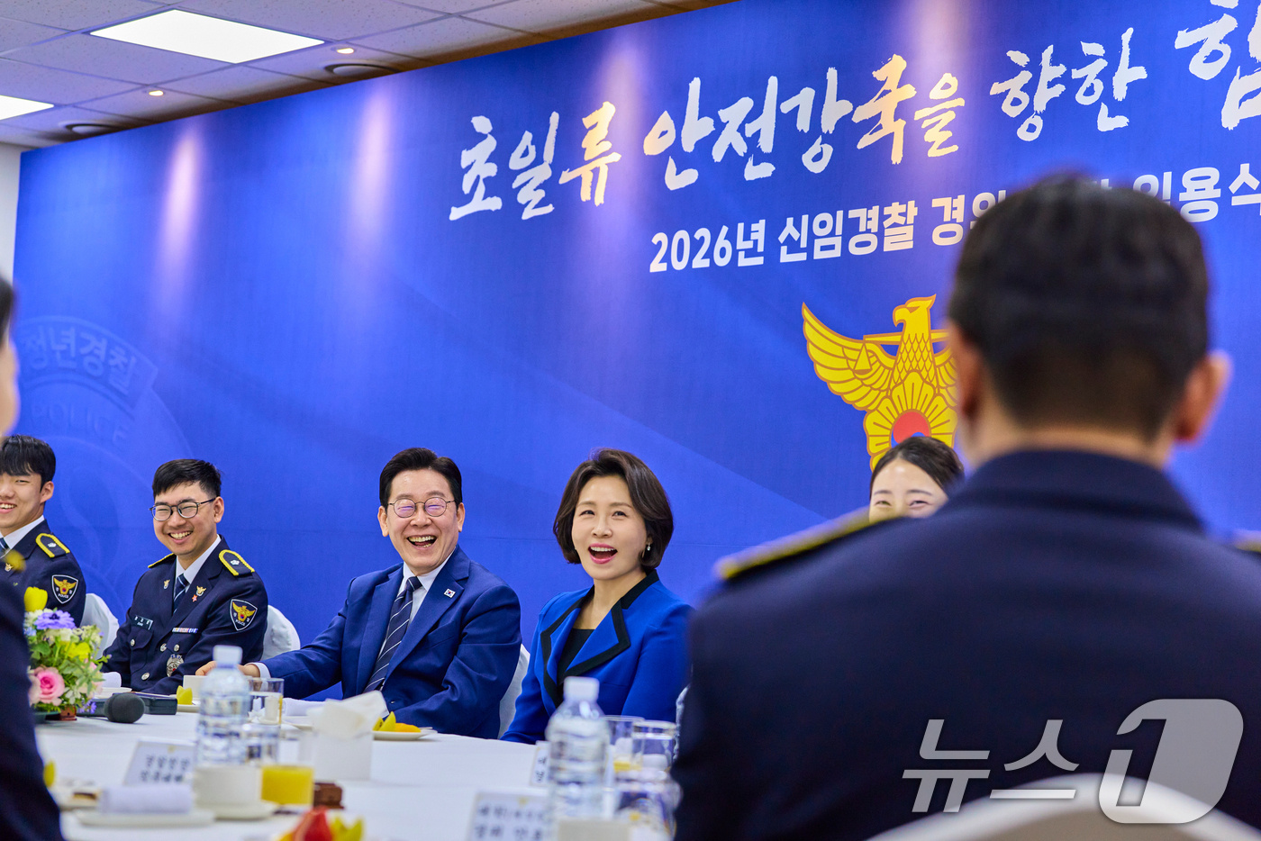 (서울=뉴스1) 허경 기자 = 이재명 대통령과 김혜경 여사가 17일 충남 아산 경찰대학에서 열린 2026년 신임 경찰 경위·경감 임용식에서 임용자들과 사전 환담을 하고 있다. (청 …