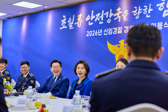 신임 경찰 경위·경감 임용식 사전 환담하는 이재명 대통령 부부