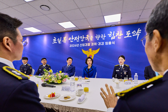 이재명 대통령 부부, 신임 경찰 경위·경감 임용식 사전 환담