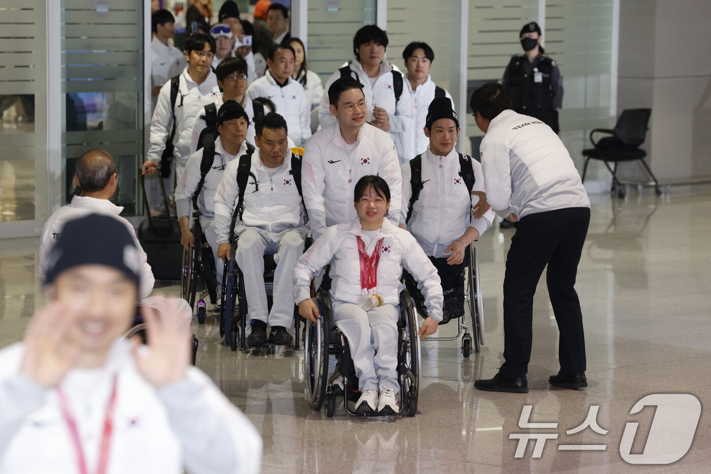 본문 이미지 - 한국 스포츠 사상 최다인 단일 대회 메달 5개(금메달 2·은메달 3) 대업을 달성한 김윤지가 2026 밀라노·코르티나담페초 동계패럴림픽 선수단과 17일 오후 인천국제공항 2터미널을 통해 귀국하며 미소짓고 있다.2026.3.17 ⓒ 뉴스1 안은나 기자