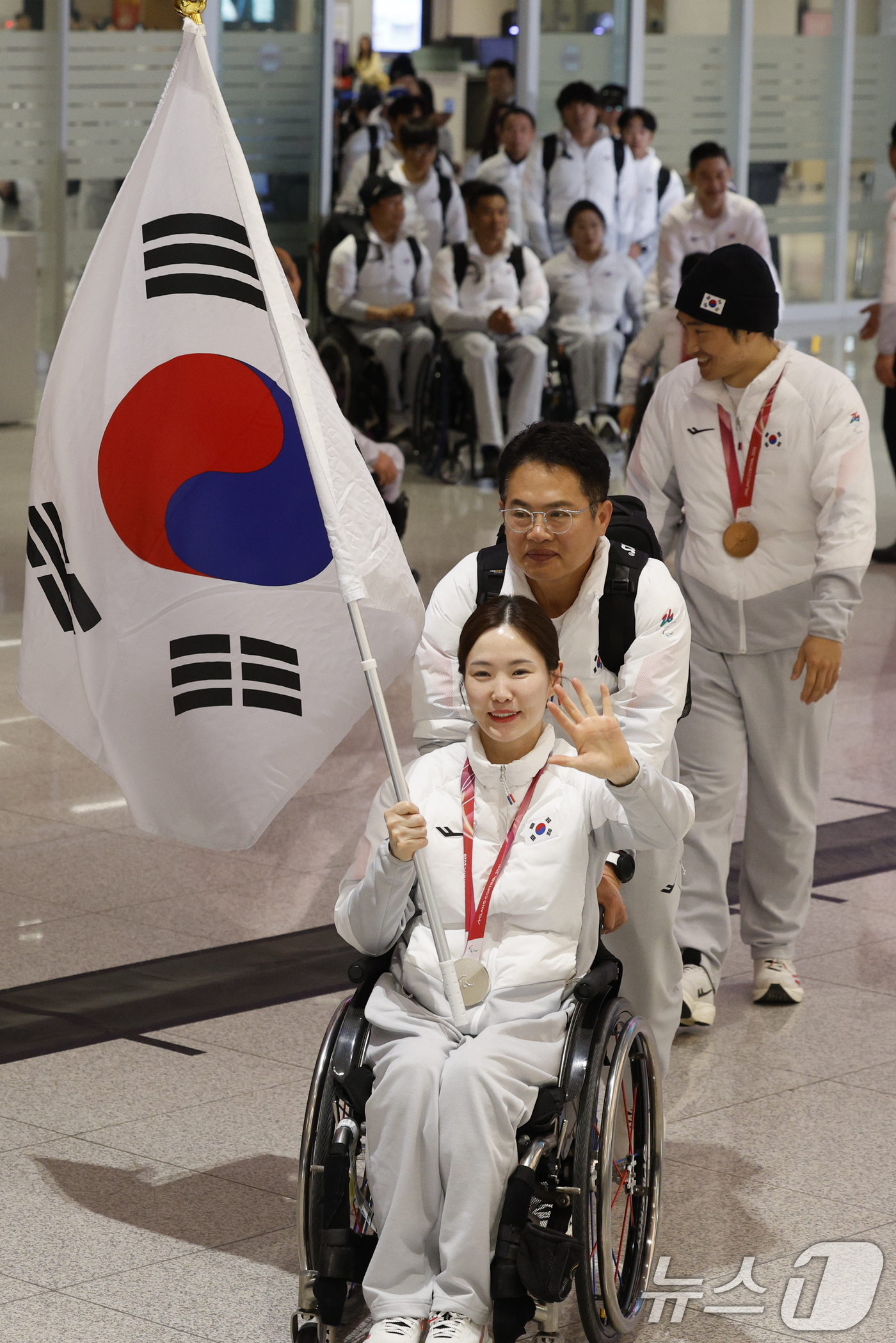 (인천공항=뉴스1) 안은나 기자 = 금메달 2개, 은메달 4개, 동메달 1개(종합 13위) 성적으로 역대 최대 성과를 거둔 2026 밀라노·코르티나담페초 동계패럴림픽 선수단이 17 …