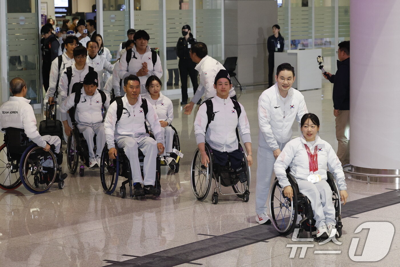 본문 이미지 - 한국 스포츠 사상 최다인 단일 대회 메달 5개(금메달 2·은메달 3) 대업을 달성한 김윤지가 2026 밀라노·코르티나담페초 동계패럴림픽 선수단과 17일 오후 인천국제공항 2터미널을 통해 귀국하며 미소짓고 있다.2026.3.17 ⓒ 뉴스1 안은나 기자