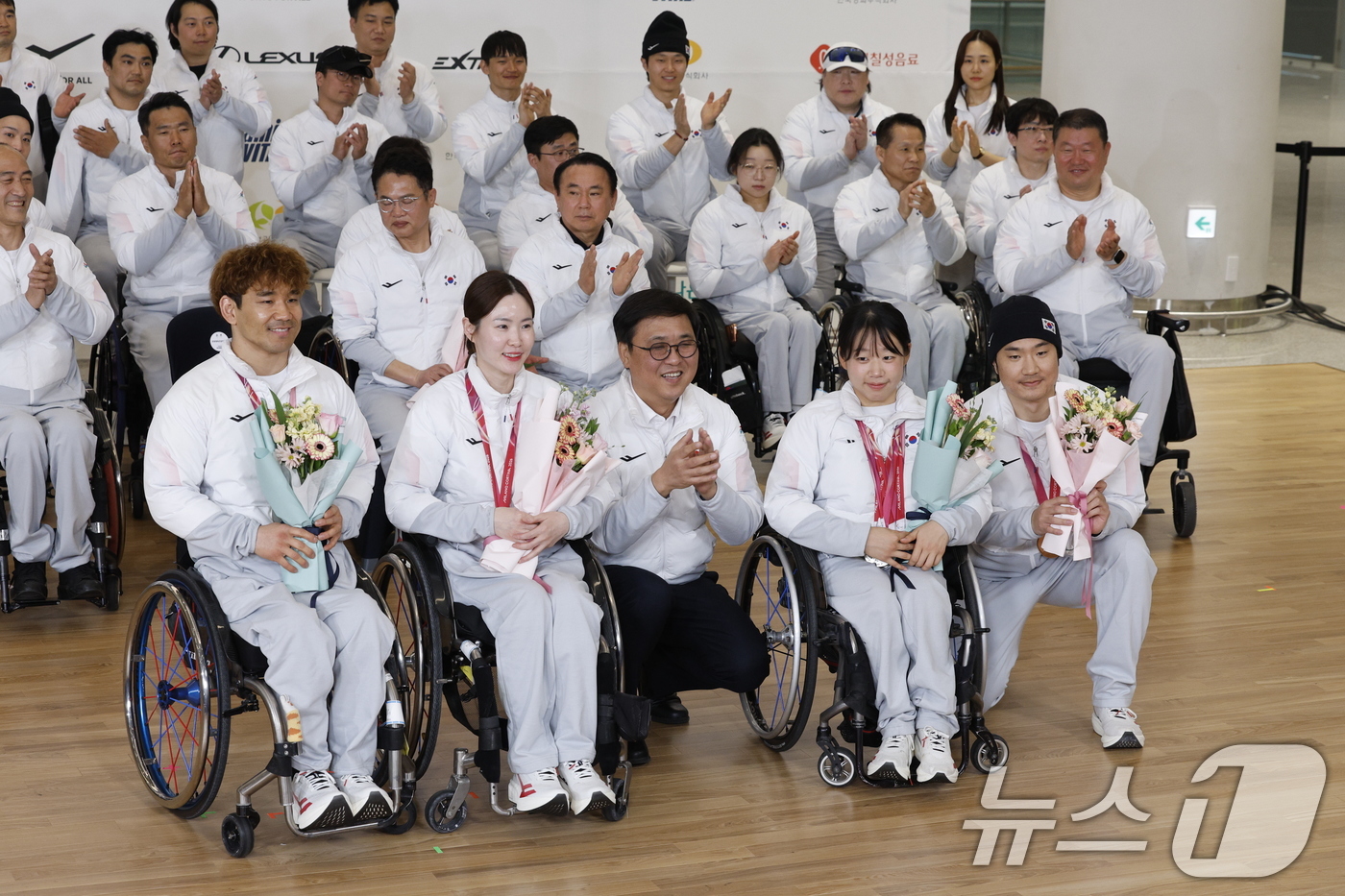 (인천공항=뉴스1) 안은나 기자 = 금메달 2개, 은메달 4개, 동메달 1개(종합 13위) 성적으로 역대 최대 성과를 거둔 2026 밀라노·코르티나담페초 동계패럴림픽 선수단이 17 …