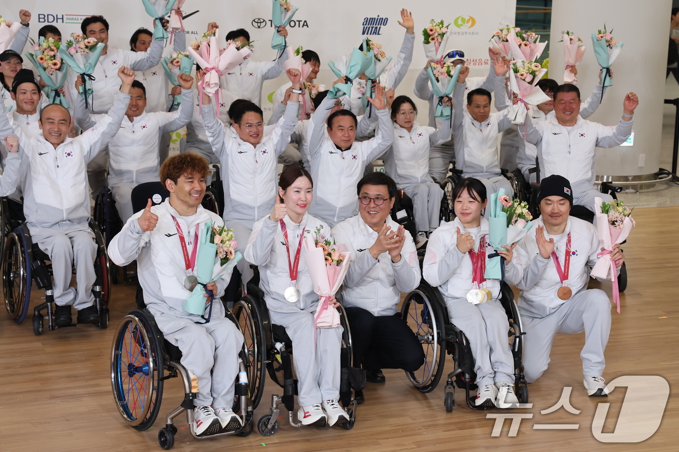 (인천공항=뉴스1) 안은나 기자 = 금메달 2개, 은메달 4개, 동메달 1개(종합 13위) 성적으로 역대 최대 성과를 거둔 2026 밀라노·코르티나담페초 동계패럴림픽 선수단이 17 …