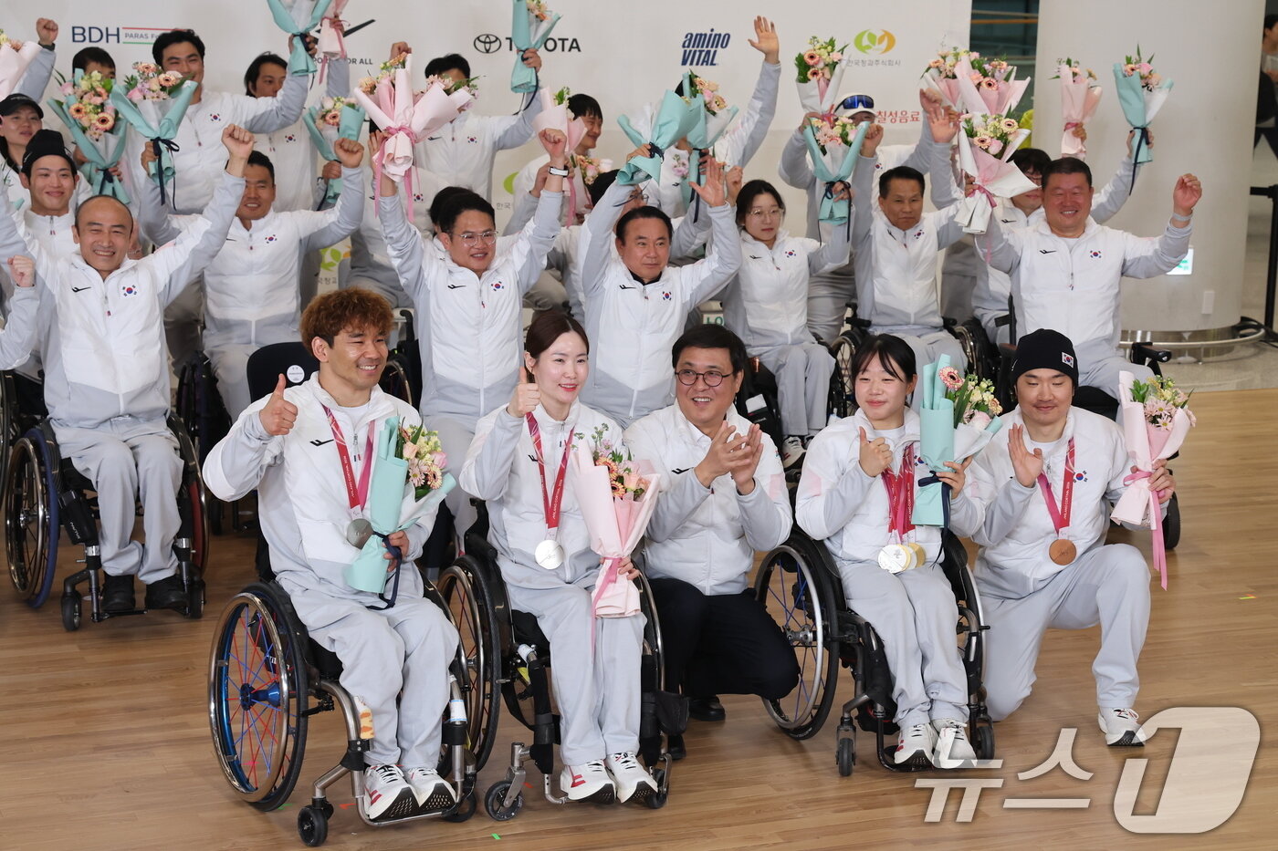 본문 이미지 - 금메달 2개, 은메달 4개, 동메달 1개(종합 13위) 성적으로 역대 최대 성과를 거둔 2026 밀라노·코르티나담페초 동계패럴림픽 선수단이 17일 오후 인천국제공항 2터미널을 통해 입국해 최휘영 문화체육관광부 장관과 기념촬영을 하고 있다. 2026.3.17 ⓒ 뉴스1 안은나 기자