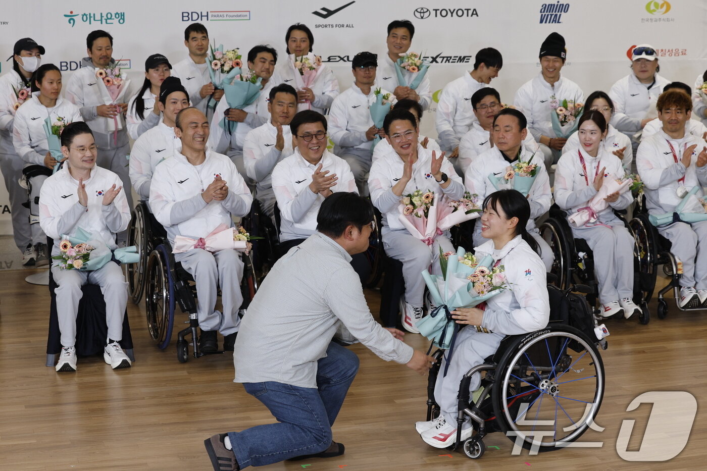 본문 이미지 - 한국 스포츠 사상 최다인 단일 대회 메달 5개(금메달 2·은메달 3) 대업을 달성한 김윤지가 2026 밀라노·코르티나담페초 동계패럴림픽 선수단과 17일 오후 인천국제공항 2터미널을 통해 입국, MVP로 선정돼 꽃다발을 받고 있다. 2026.3.17 ⓒ 뉴스1 안은나 기자