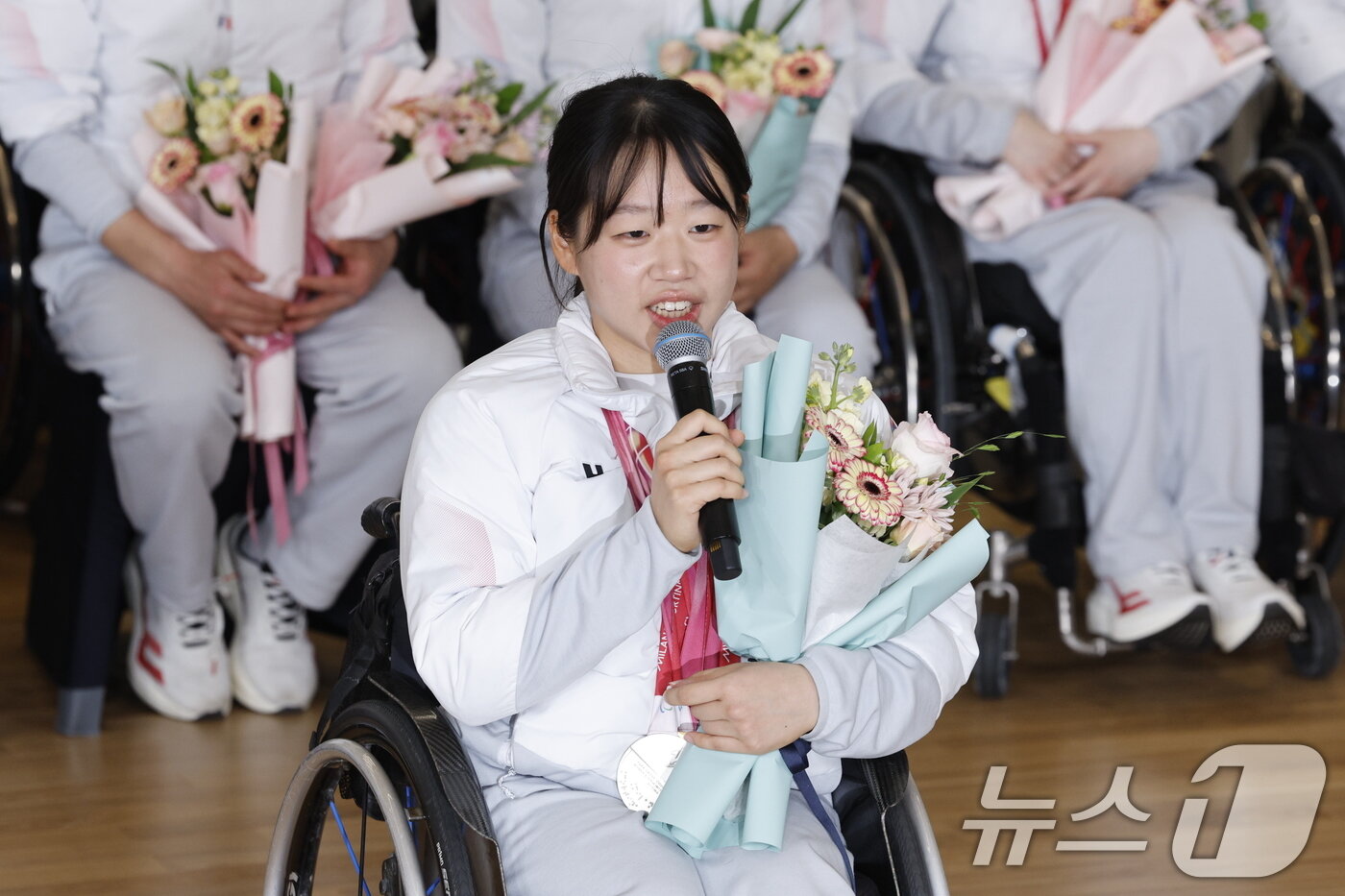 본문 이미지 - 한국 스포츠 사상 최다인 단일 대회 메달 5개(금메달 2·은메달 3) 대업을 달성한 김윤지가 2026 밀라노·코르티나담페초 동계패럴림픽 선수단과 17일 오후 인천국제공항 2터미널을 통해 입국, 해단식에 참석해 MVP 선정 소감을 말하고 있다. 2026.3.17 ⓒ 뉴스1 안은나 기자