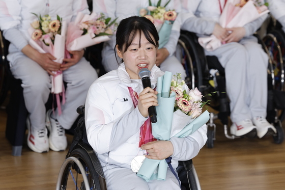 소감 밝히는 김윤지