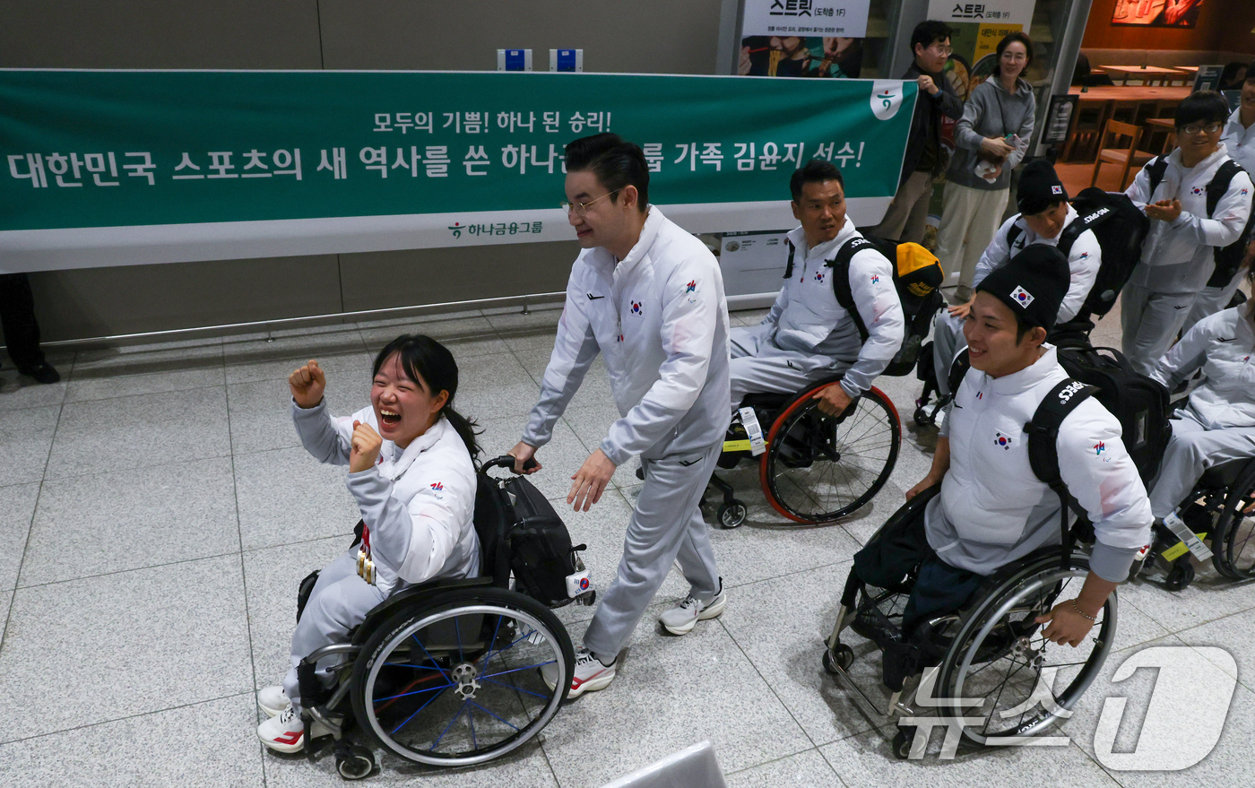 (인천공항=뉴스1) 안은나 기자 = 한국 스포츠 사상 최다인 단일 대회 메달 5개(금메달 2·은메달 3) 대업을 달성한 김윤지가 2026 밀라노·코르티나담페초 동계패럴림픽 선수단과 …