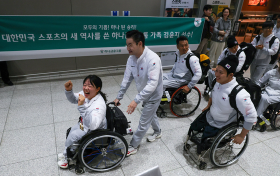 메달 5개 목에 건 김윤지 '활짝'