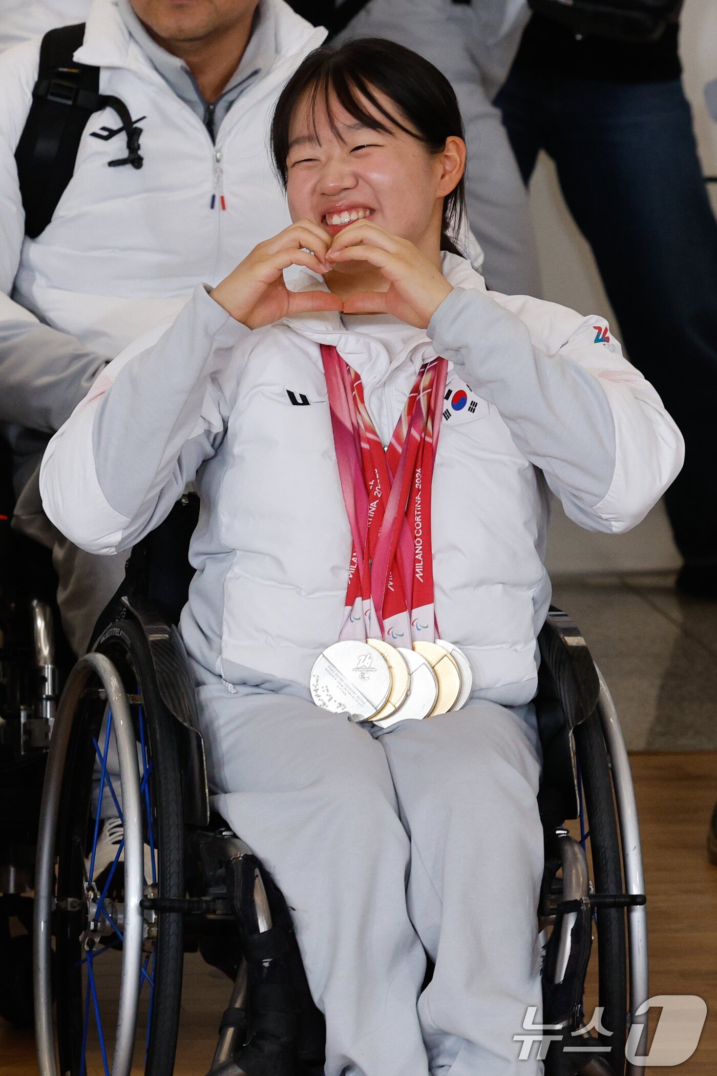 본문 이미지 - 한국 스포츠 사상 최다인 단일 대회 메달 5개(금메달 2·은메달 3) 대업을 달성한 김윤지가 17일 오후 인천국제공항 2터미널에서 열린 2026 밀라노·코르티나담페초 동계패럴림픽 선수단 해단식에 참석해 환한 미소를 짓고 있다. 2026.3.17 ⓒ 뉴스1 안은나 기자