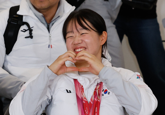 금2·은3 목에 건 김윤지 '하트'