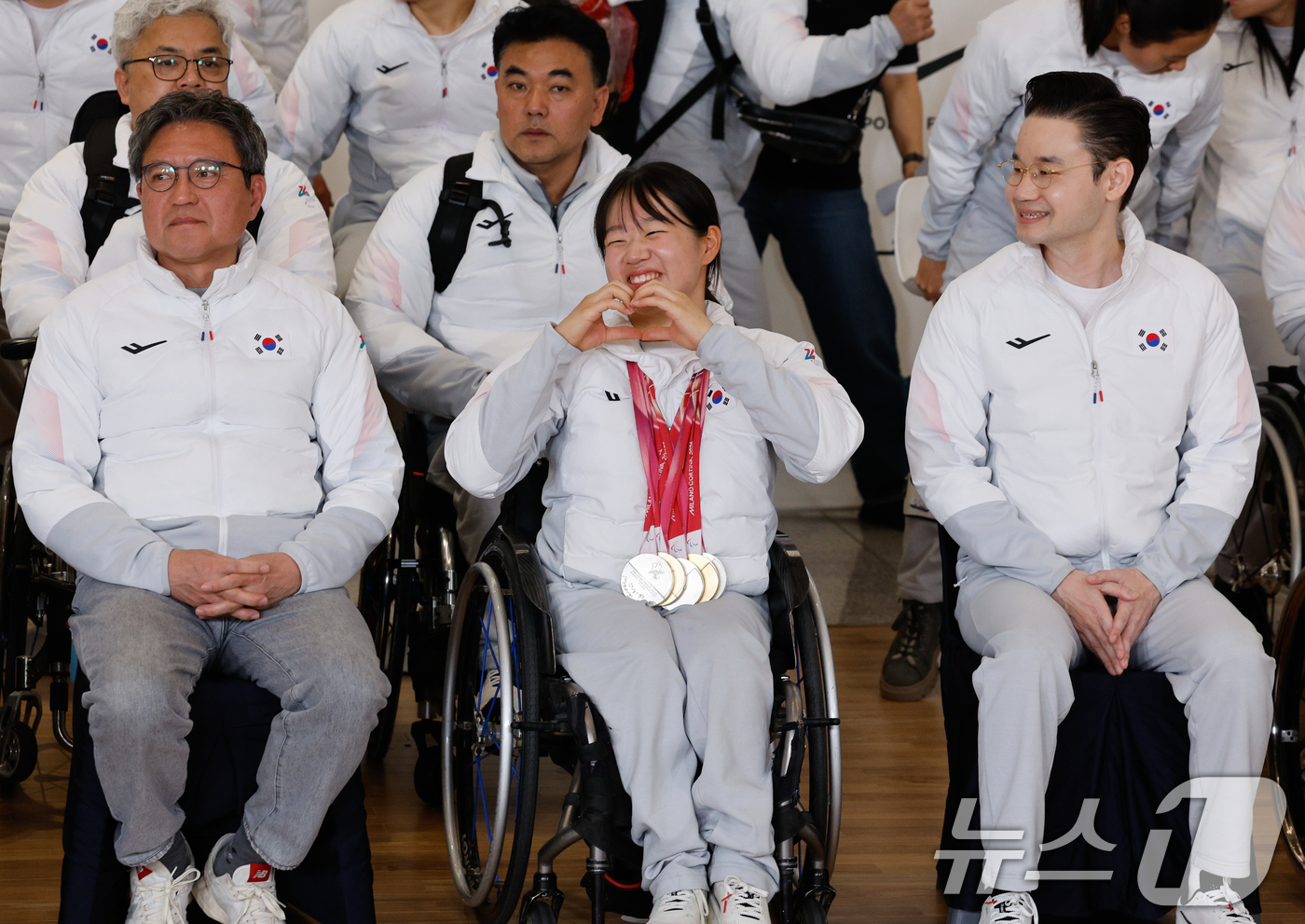 (인천공항=뉴스1) 안은나 기자 = 한국 스포츠 사상 최다인 단일 대회 메달 5개(금메달 2·은메달 3) 대업을 달성한 김윤지가 17일 오후 인천국제공항 2터미널에서 열린 2026 …