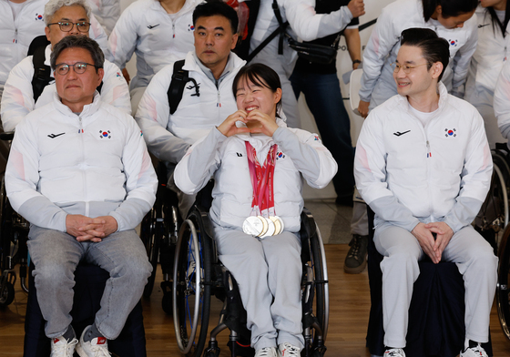 메달 5개 목에 건 김윤지 '하트'