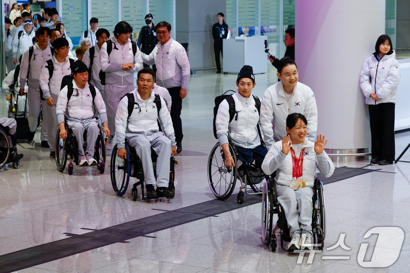 (인천공항=뉴스1) 안은나 기자 = 한국 스포츠 사상 최다인 단일 대회 메달 5개(금메달 2·은메달 3) 대업을 달성한 김윤지가 2026 밀라노·코르티나담페초 동계패럴림픽 선수단과 …