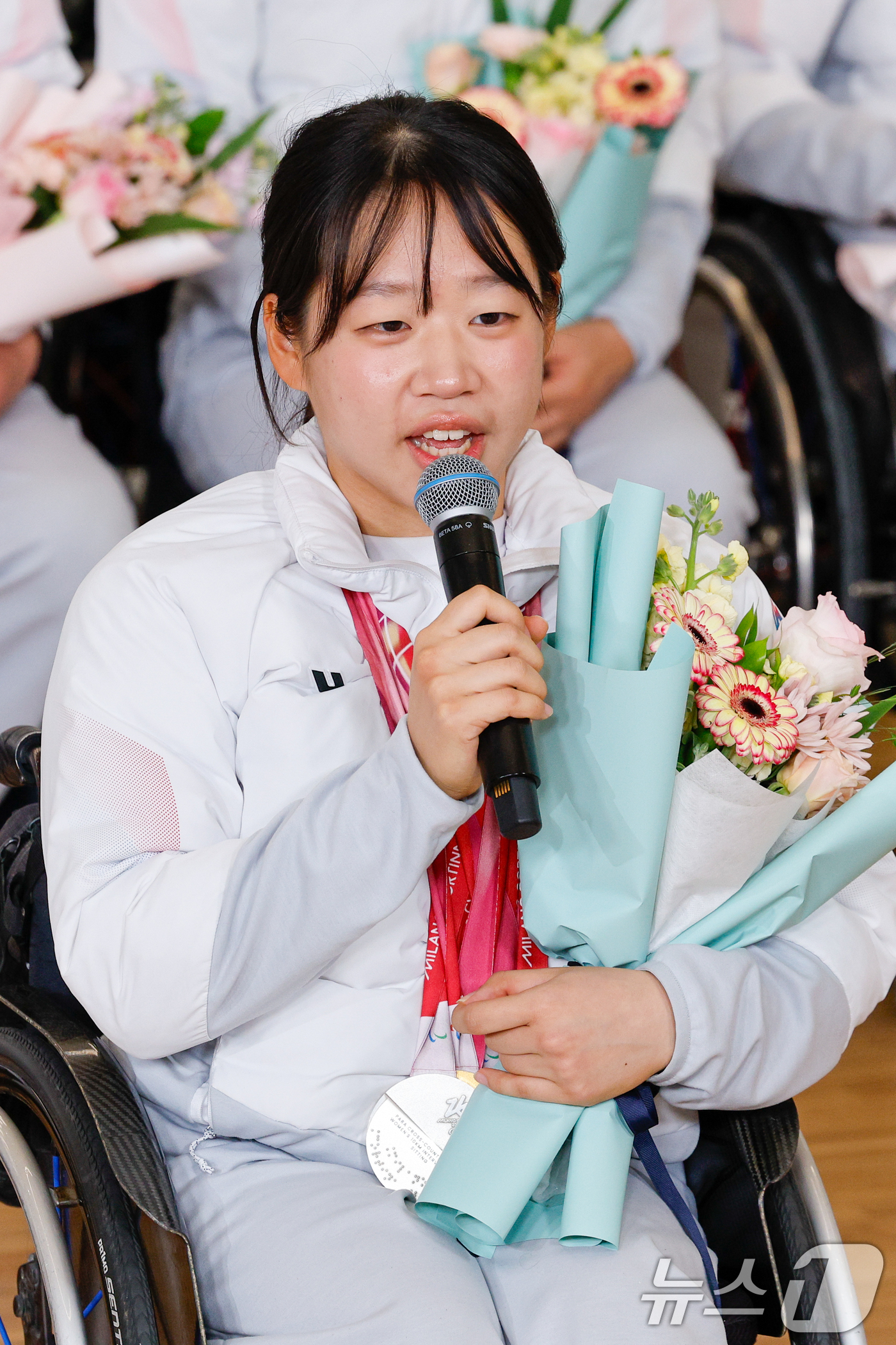 (인천공항=뉴스1) 안은나 기자 = 한국 스포츠 사상 최다인 단일 대회 메달 5개(금메달 2·은메달 3) 대업을 달성한 김윤지가 17일 오후 인천국제공항 2터미널에서 열린 2026 …