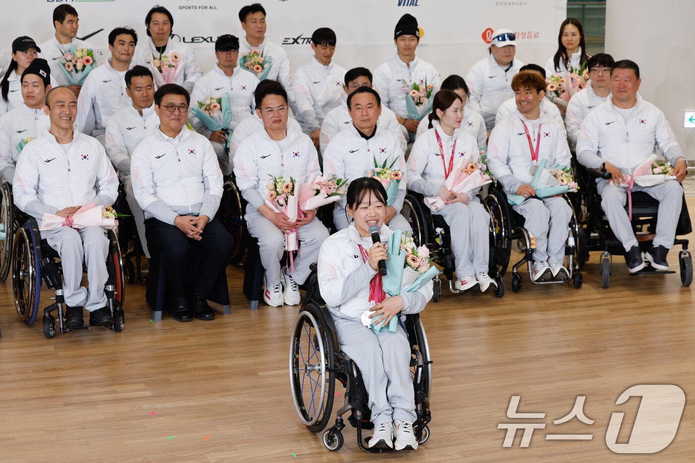 본문 이미지 - 한국 스포츠 사상 최다인 단일 대회 메달 5개(금메달 2·은메달 3) 대업을 달성한 김윤지가 17일 오후 인천국제공항 2터미널에서 열린 2026 밀라노·코르티나담페초 동계패럴림픽 선수단 해단식에 참석해 MVP 선정 소감을 말하고 있다. 2026.3.17 ⓒ 뉴스1 안은나 기자