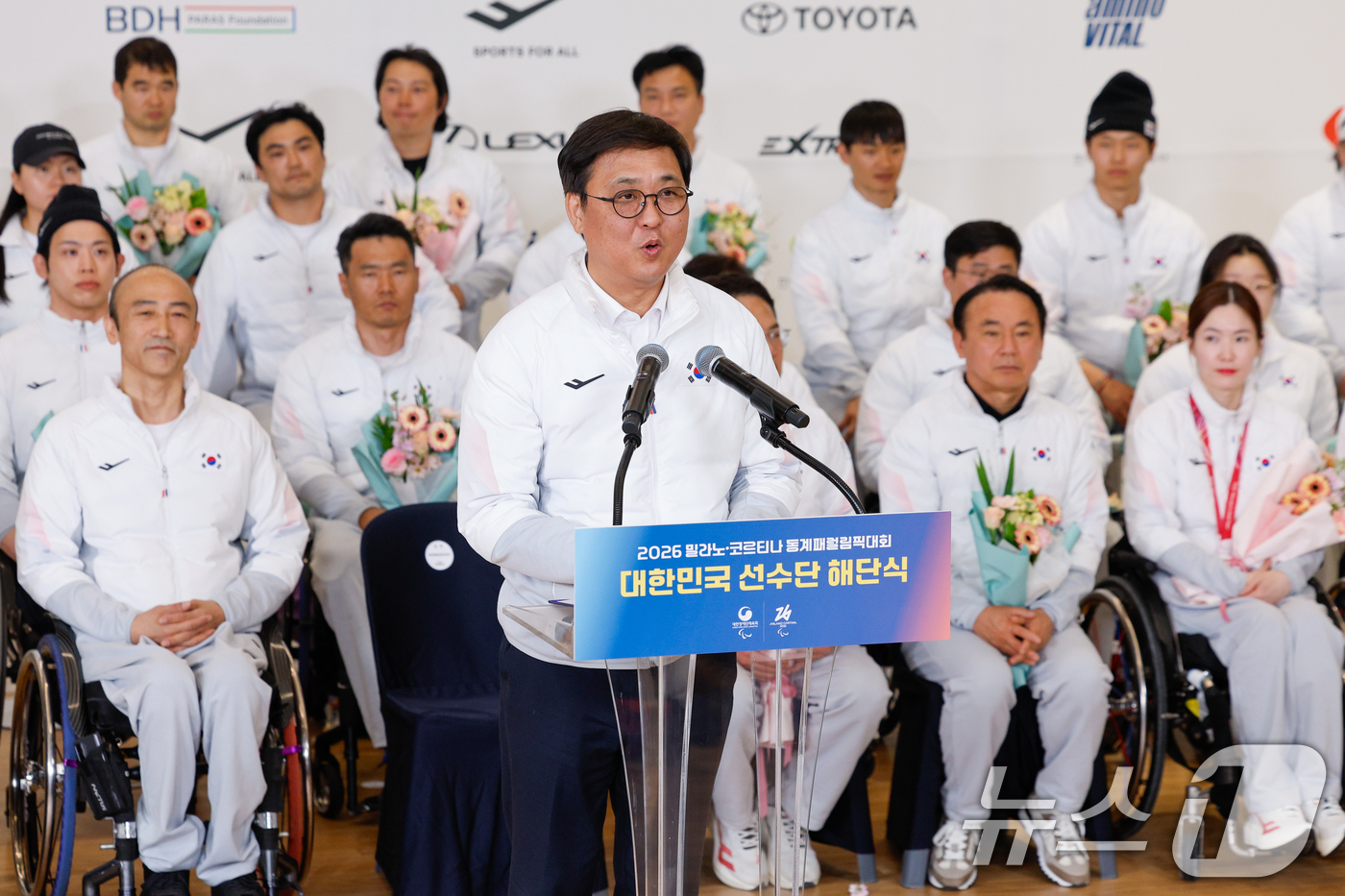 (인천공항=뉴스1) 안은나 기자 = 최휘영 문화체육관광부 장관이 17일 오후 인천국제공항 2터미널에서 열린 2026 밀라노·코르티나담페초 동계패럴림픽 선수단 해단식에 참석해 격려사 …