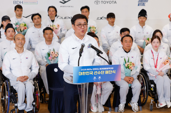 선수단 격려하는 최휘영 장관