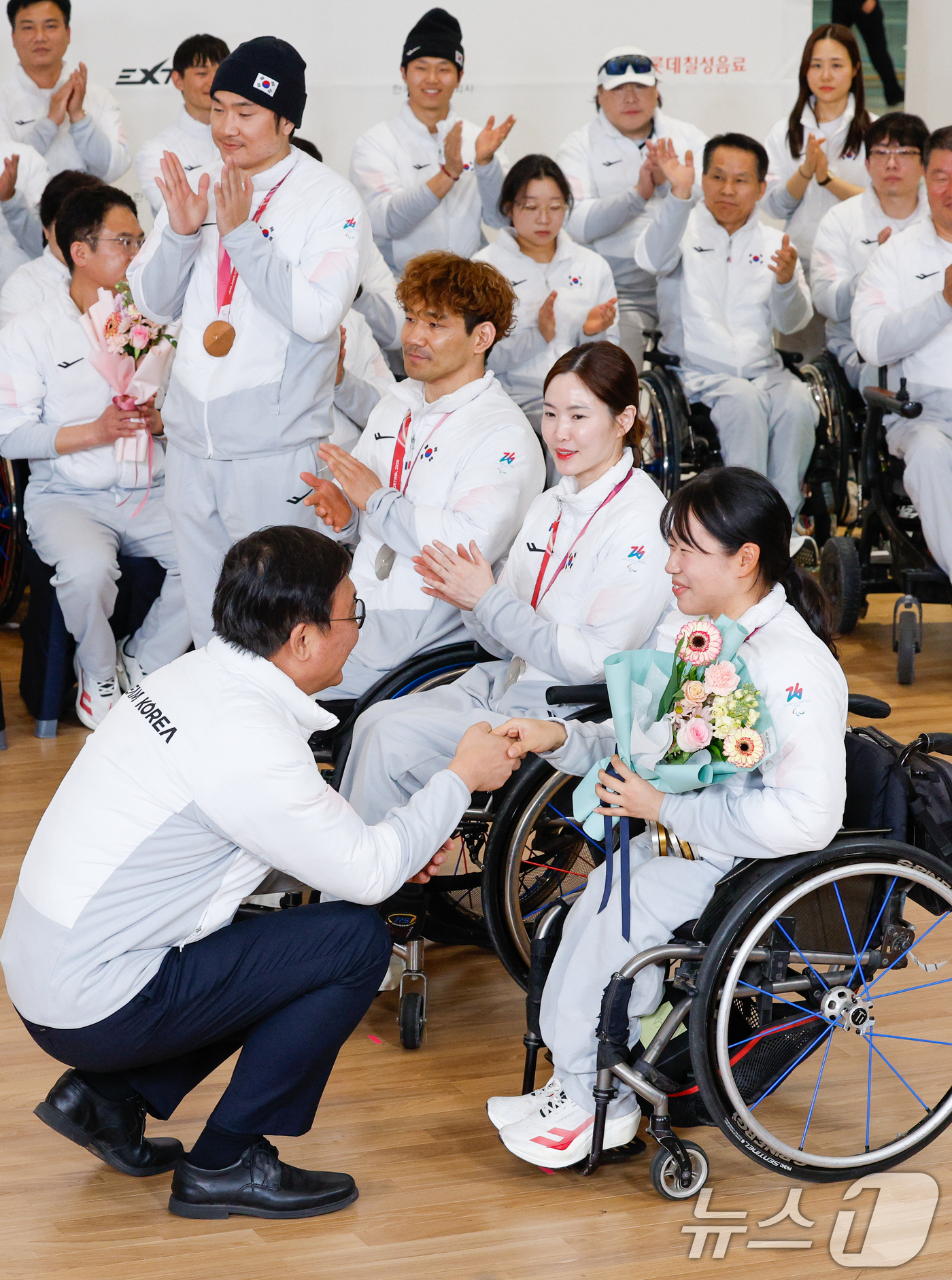 (인천공항=뉴스1) 안은나 기자 = 한국 스포츠 사상 최다인 단일 대회 메달 5개(금메달 2·은메달 3) 대업을 달성한 김윤지가 17일 오후 인천국제공항 2터미널에서 열린 2026 …