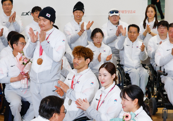 꽃다발 받는 김윤지