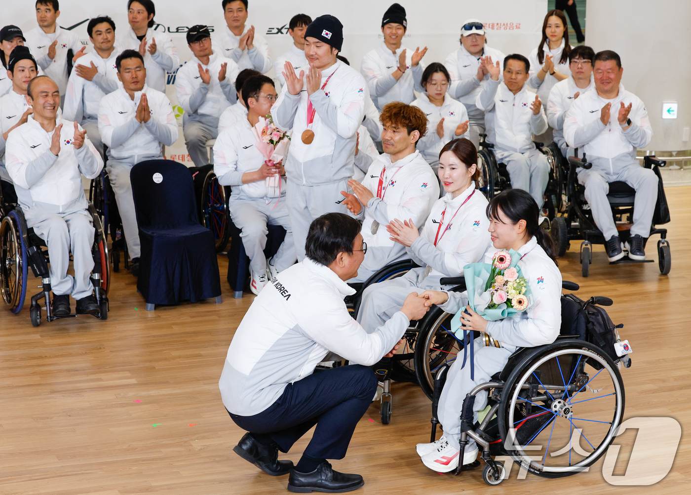 (인천공항=뉴스1) 안은나 기자 = 한국 스포츠 사상 최다인 단일 대회 메달 5개(금메달 2·은메달 3) 대업을 달성한 김윤지가 17일 오후 인천국제공항 2터미널에서 열린 2026 …