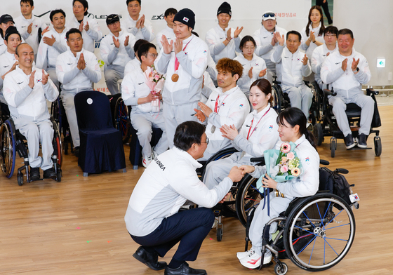 꽃다발 받는 김윤지