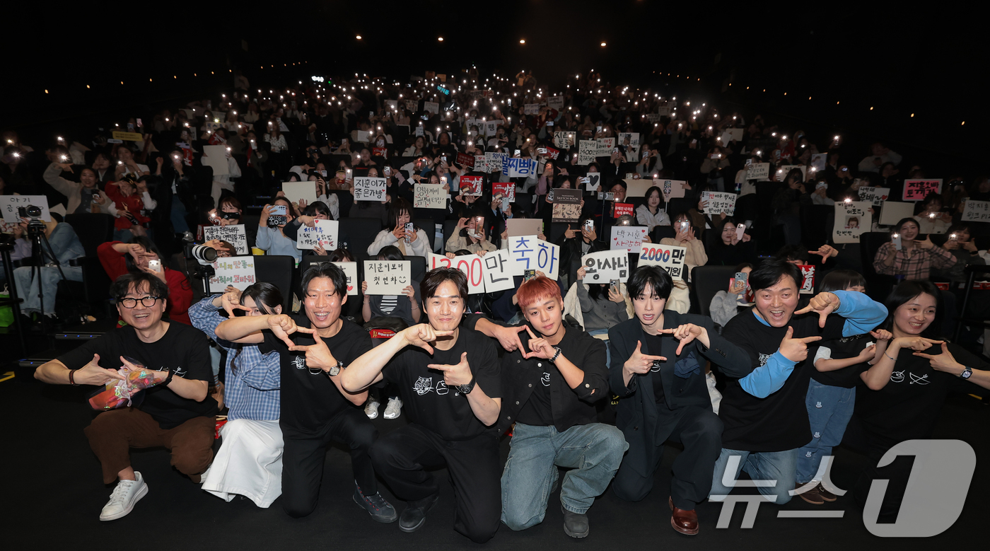 (서울=뉴스1) 권현진 기자 = 영화 '왕과 사는 남자'의 장항준 감독(앞줄 왼쪽부터)과 배우 전미도, 유해진, 유지태, 박지훈, 김민, 이준혁, 박지윤, 김수진이 17일 서울 강 …