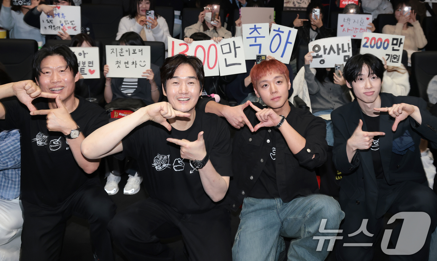 (서울=뉴스1) 권현진 기자 = 영화 '왕과 사는 남자'의 배우 유해진(왼쪽부터)과 유지태, 박지훈, 김민이 17일 서울 강남구 코엑스 메가박스에서 1,300만 관객 돌파를 기념해 …