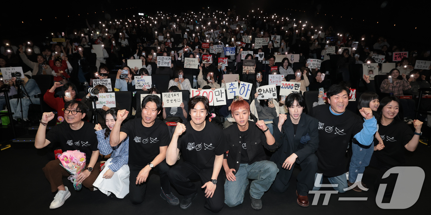 (서울=뉴스1) 권현진 기자 = 영화 '왕과 사는 남자'의 장항준 감독(앞줄 왼쪽부터)과 배우 전미도, 유해진, 유지태, 박지훈, 김민, 이준혁, 박지윤, 김수진이 17일 서울 강 …