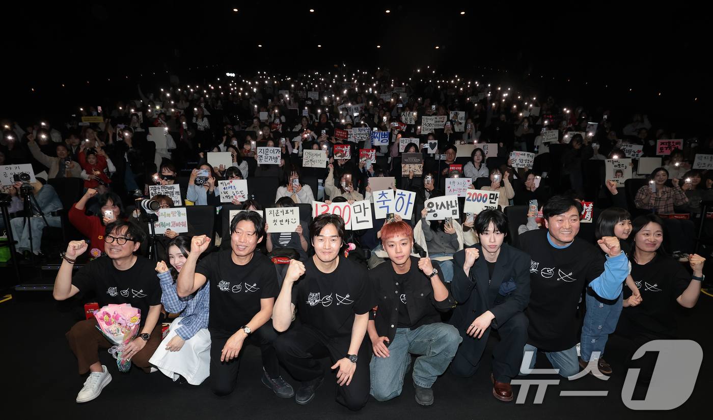 (서울=뉴스1) 권현진 기자 = 영화 '왕과 사는 남자'의 장항준 감독(앞줄 왼쪽부터)과 배우 전미도, 유해진, 유지태, 박지훈, 김민, 이준혁, 박지윤, 김수진이 17일 서울 강 …