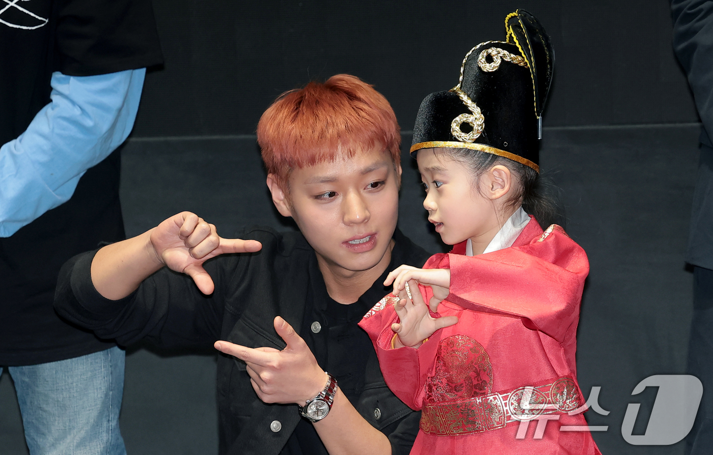 (서울=뉴스1) 권현진 기자 = 영화 '왕과 사는 남자'의 박지훈(왼쪽)이 17일 서울 강남구 코엑스 메가박스에서 1,300만 관객 돌파를 기념해 열린 무대 인사에서 어린이 팬과 …