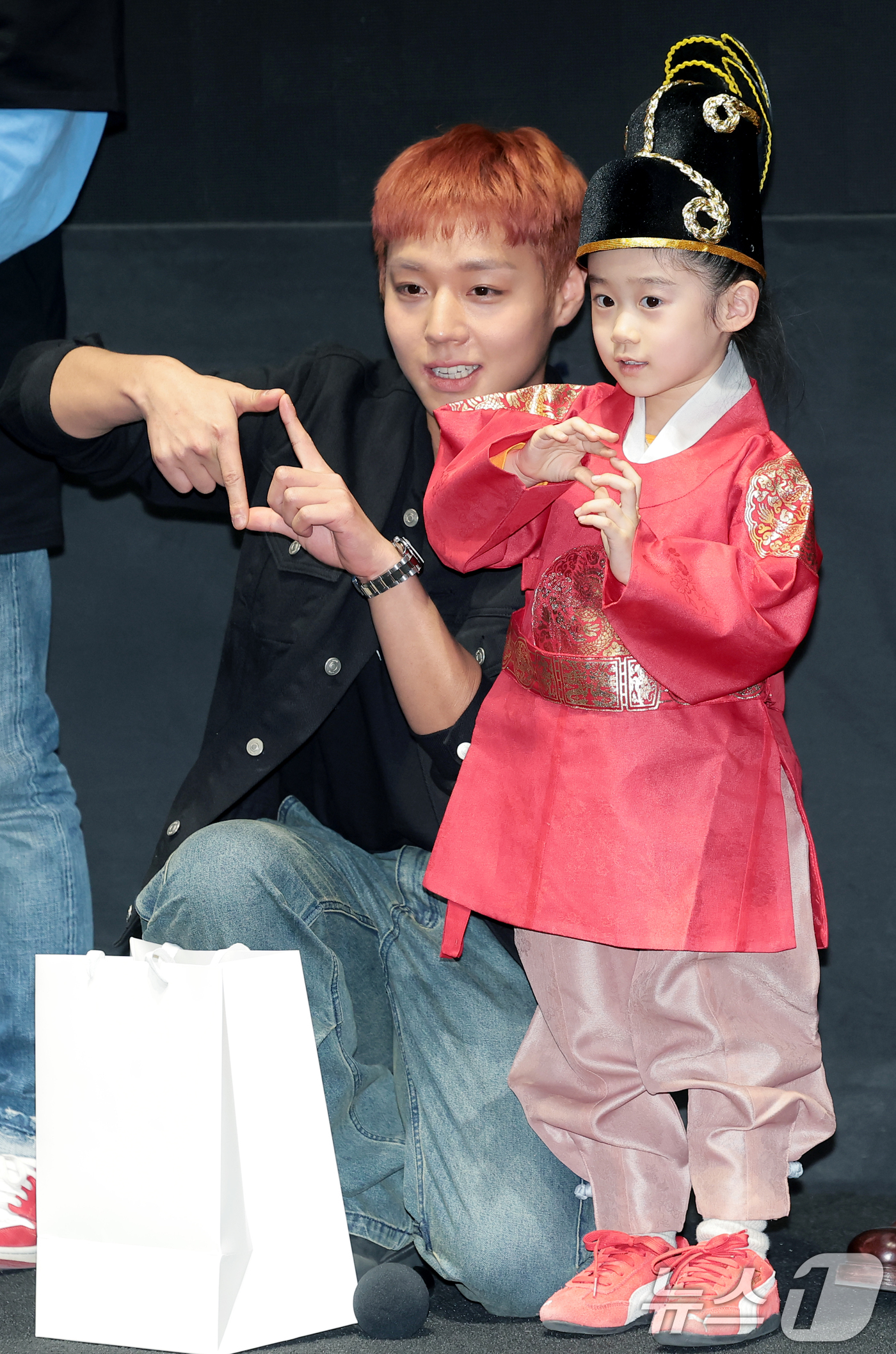 (서울=뉴스1) 권현진 기자 = 영화 '왕과 사는 남자'의 박지훈(왼쪽)이 17일 서울 강남구 코엑스 메가박스에서 1,300만 관객 돌파를 기념해 열린 무대 인사에서 어린이 팬과 …