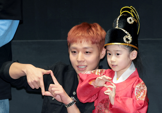 박지훈, 어린이 팬과 함께 '찰칵'