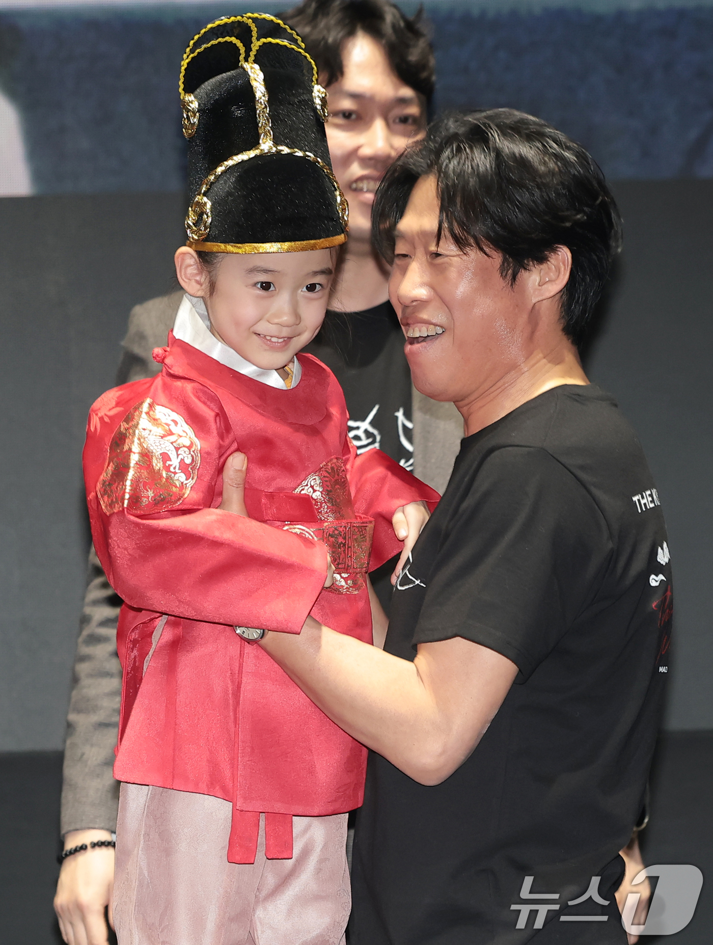 (서울=뉴스1) 권현진 기자 = 영화 '왕과 사는 남자'의 유해진(오른쪽)이 17일 서울 강남구 코엑스 메가박스에서 1,300만 관객 돌파를 기념해 열린 무대 인사에서 어린이 팬을 …