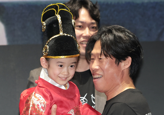 왕을 안은 유해진