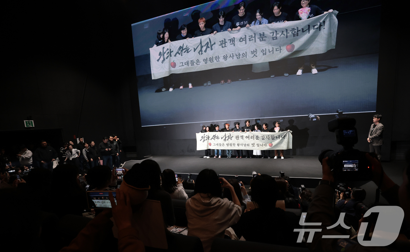 (서울=뉴스1) 권현진 기자 = 영화 '왕과 사는 남자'의 배우 박지윤(왼쪽부터)과 김수진, 이준혁, 박지훈, 김민, 유지태, 전미도, 유해진, 장항준 감독이 17일 서울 강남구 …