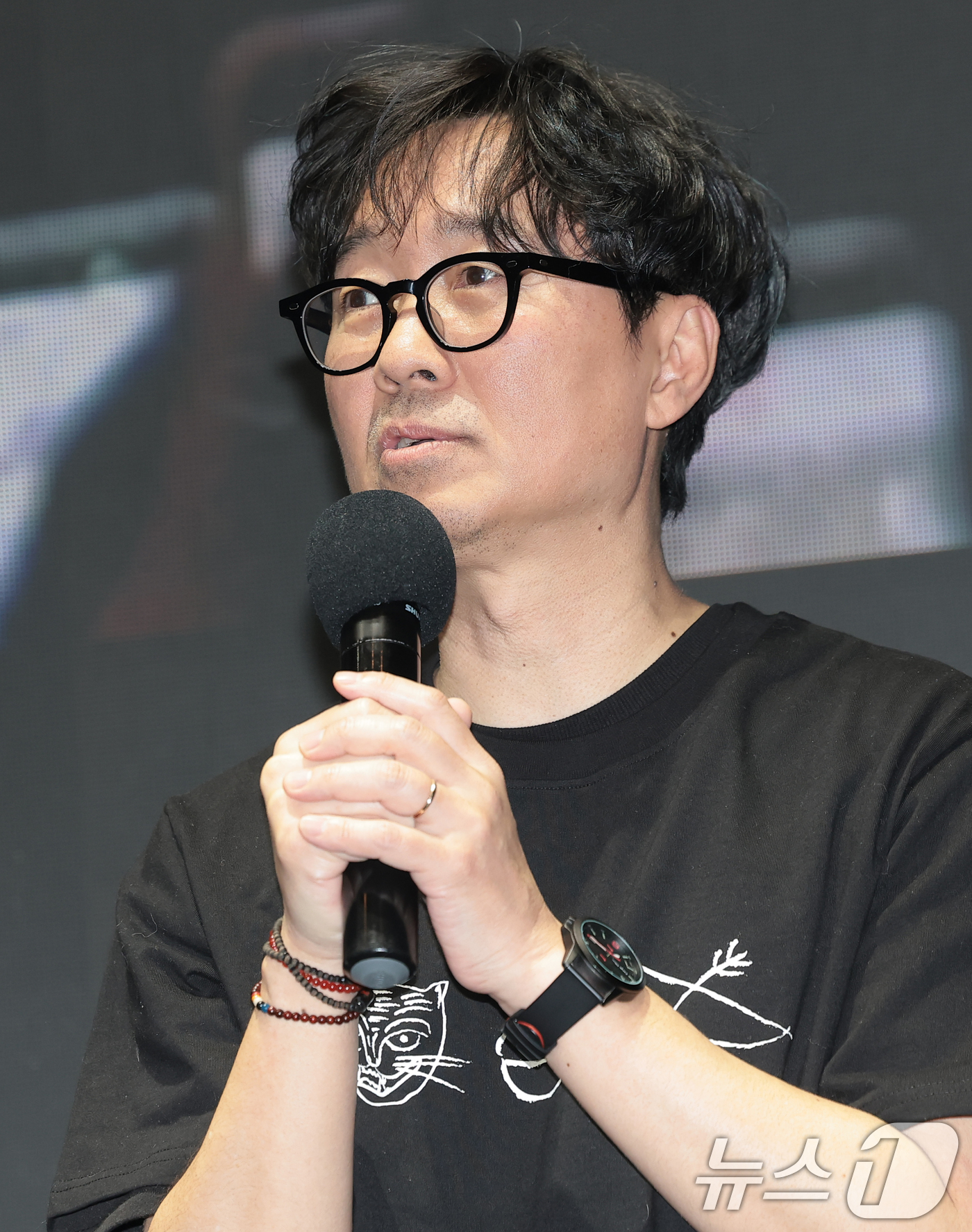 (서울=뉴스1) 권현진 기자 = 영화 '왕과 사는 남자'의 장항준 감독이 17일 서울 강남구 코엑스 메가박스에서 1,300만 관객 돌파를 기념해 열린 무대 인사에서 인사말을 하고 …