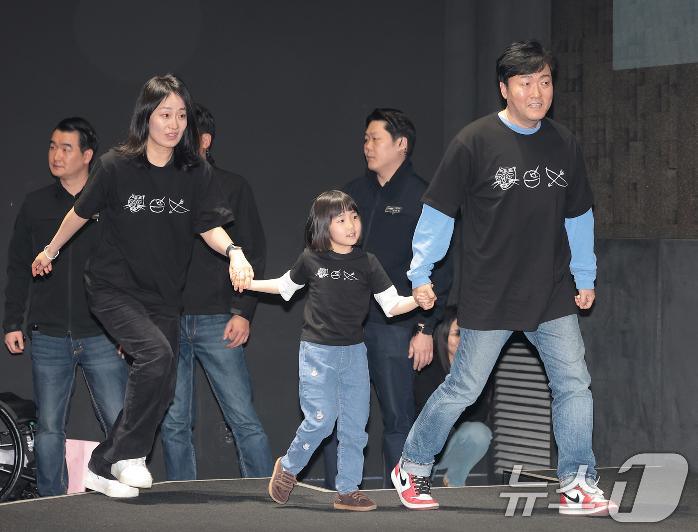 (서울=뉴스1) 권현진 기자 = 영화 '왕과 사는 남자'의 김수진(왼쪽부터)과 박지윤, 이준혁이 17일 서울 강남구 코엑스 메가박스에서 1,300만 관객 돌파를 기념해 열린 무대 …