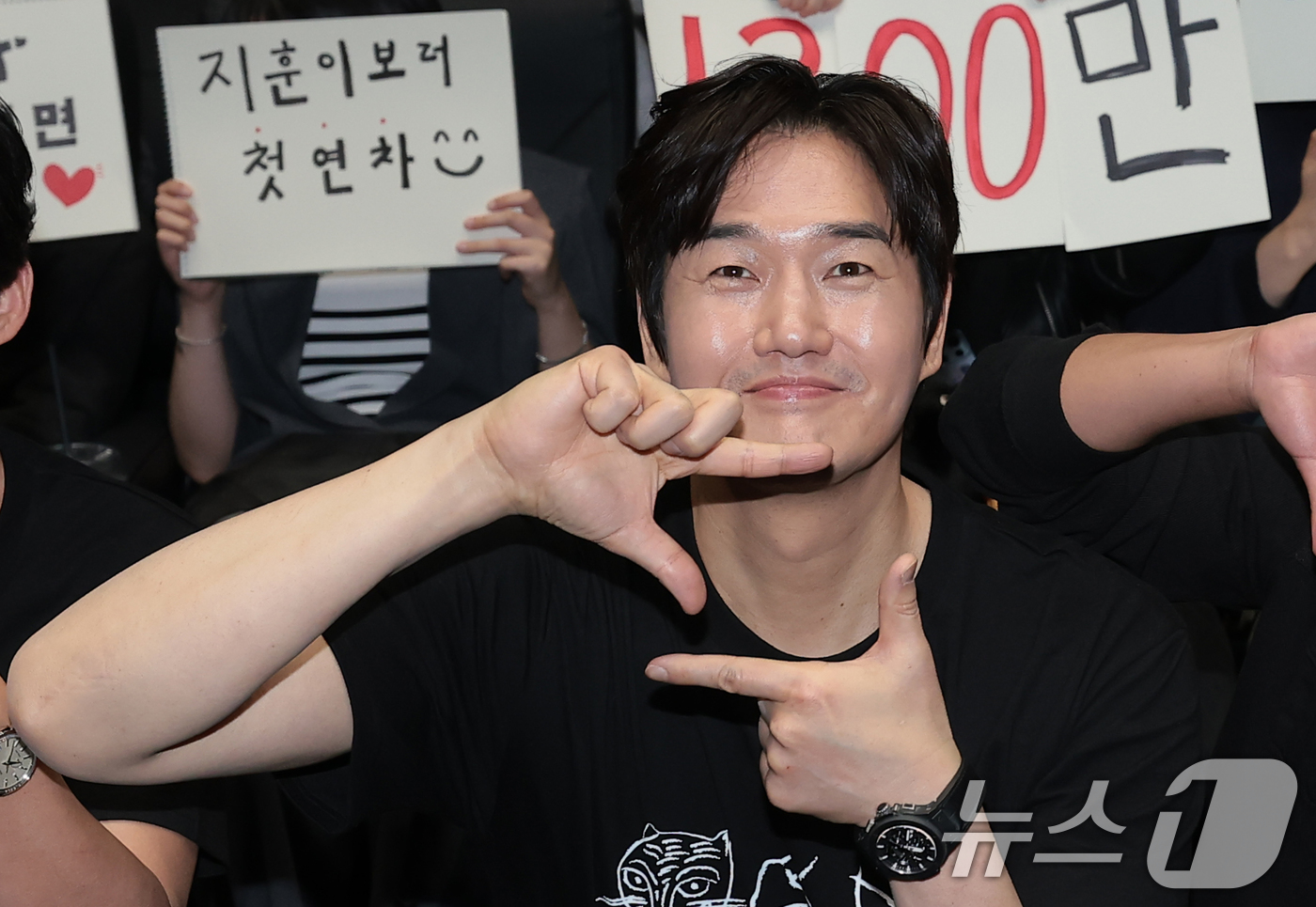 (서울=뉴스1) 권현진 기자 = 영화 '왕과 사는 남자'의 배우 유지태가 17일 서울 강남구 코엑스 메가박스에서 열린 1,300만 관객 돌파 기념 무대인사에서 팬들과 기념 촬영을 …