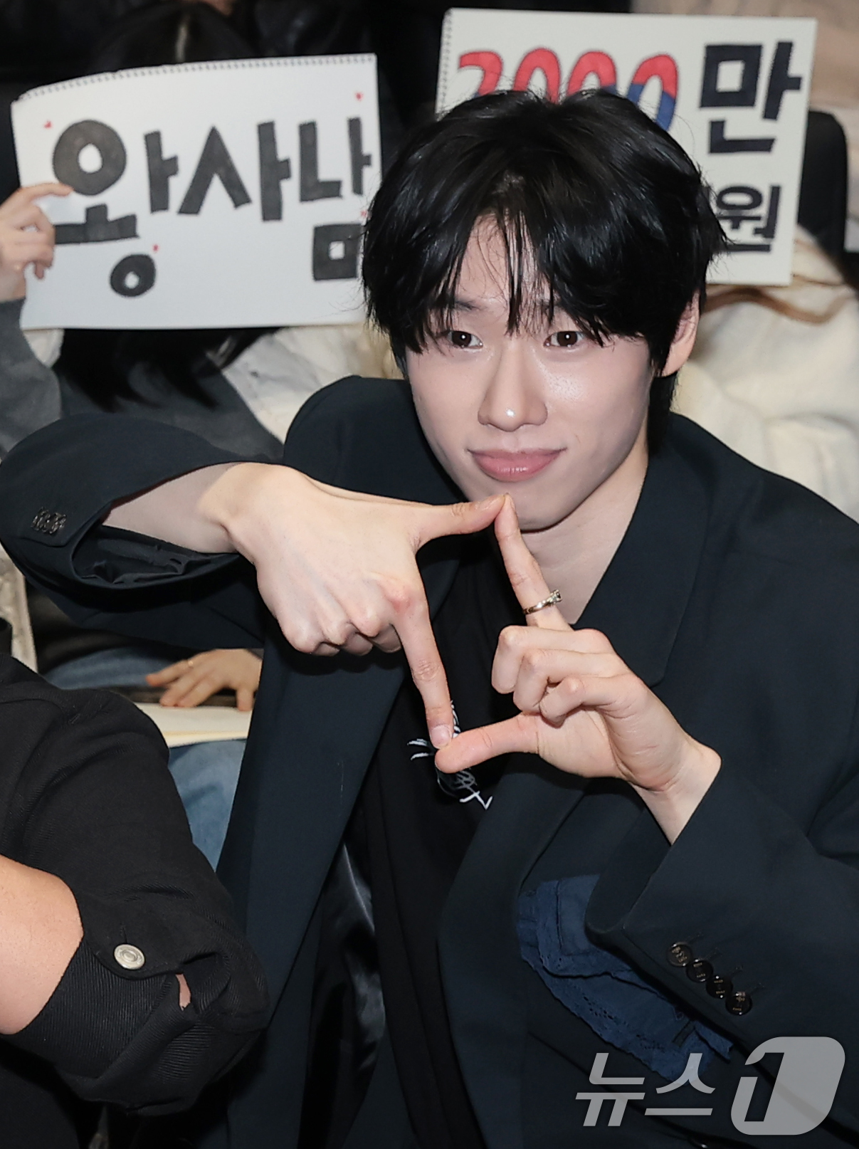 (서울=뉴스1) 권현진 기자 = 영화 '왕과 사는 남자'의 김민이 17일 서울 강남구 코엑스 메가박스에서 1,300만 관객 돌파를 기념해 열린 무대 인사에서 기념 촬영을 하고 있다 …