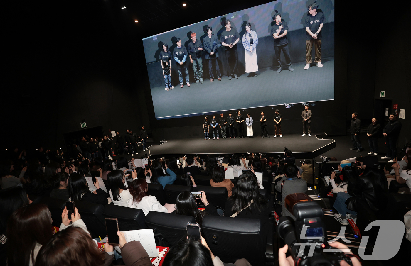 (서울=뉴스1) 권현진 기자 = 영화 '왕과 사는 남자'의 배우 박지윤(왼쪽부터)과 김수진, 이준혁, 박지훈, 김민, 유지태, 전미도, 유해진, 장항준 감독이 17일 서울 강남구 …