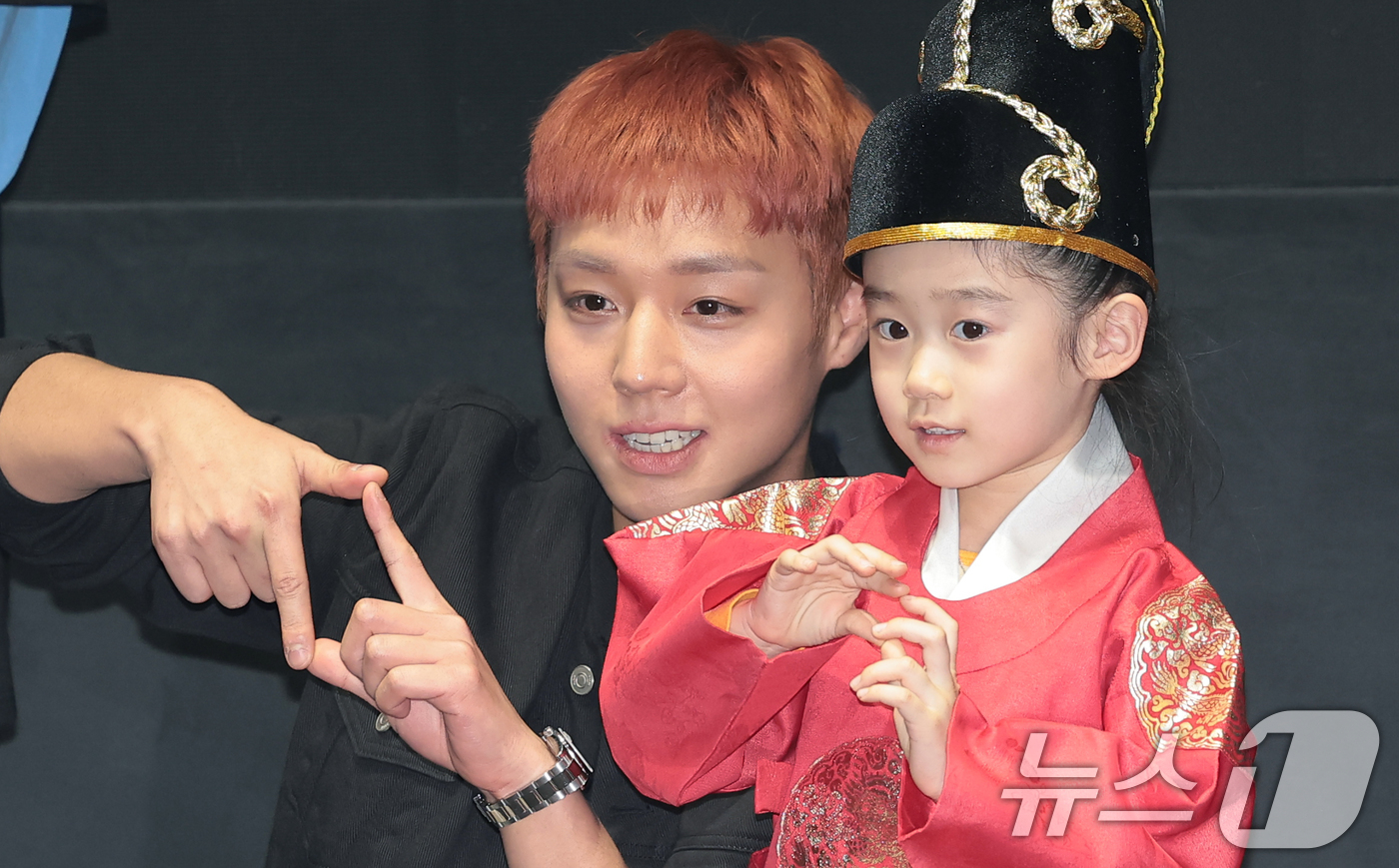 (서울=뉴스1) 권현진 기자 = 영화 '왕과 사는 남자'의 박지훈(왼쪽)이 17일 서울 강남구 코엑스 메가박스에서 1,300만 관객 돌파를 기념해 열린 무대 인사에서 왕의 복장을 …