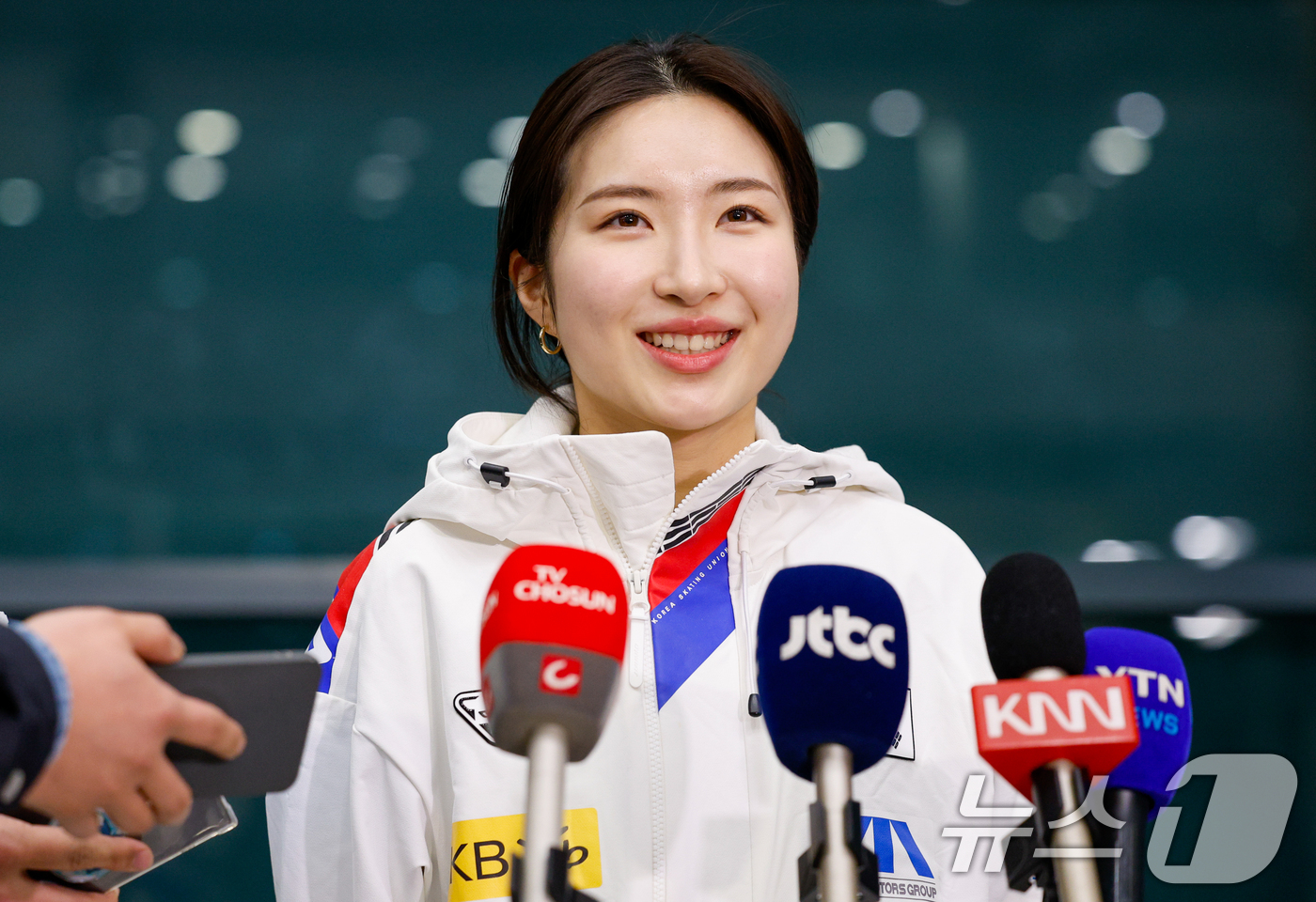 (인천공항=뉴스1) 안은나 기자 = 2026 ISU(국제빙상경기연맹) 쇼트트랙 세계선수권대회에서 생애 첫 2관왕을 달성한 김길리가 17일 오후 인천국제공항 1터미널을 통해 입국, …